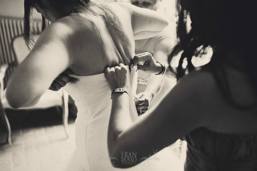 Trying on the wedding dress: unique moments - Photo credit: Fran Russo