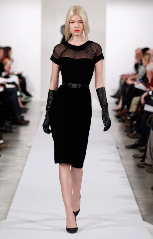 Black evening dress with transparent décolté - Photo: Oscar de la Renta