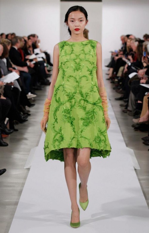 Evening dress color lime green with embroidery in relief - Photo: Oscar de la Renta